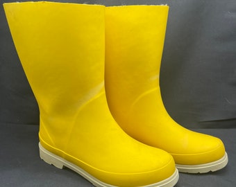 Vintage woman’s insulated yellow rubber rain boots size 7