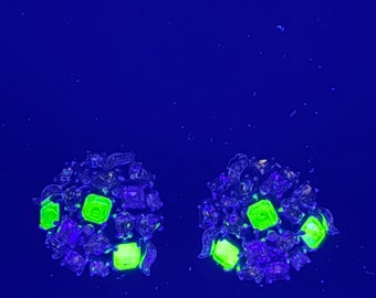 Boucles d'oreilles clip vintage des années 1950 en verre uranium vert avec strass