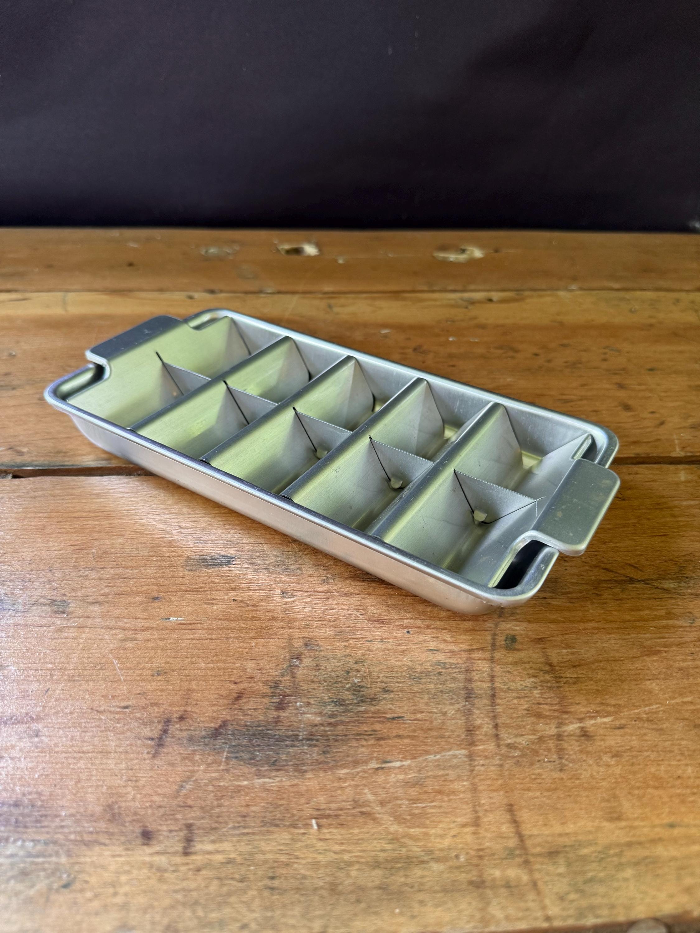 ヴィンテージアルミ製製氷皿 ～ 三角形の氷が10個作れます - Etsy 日本