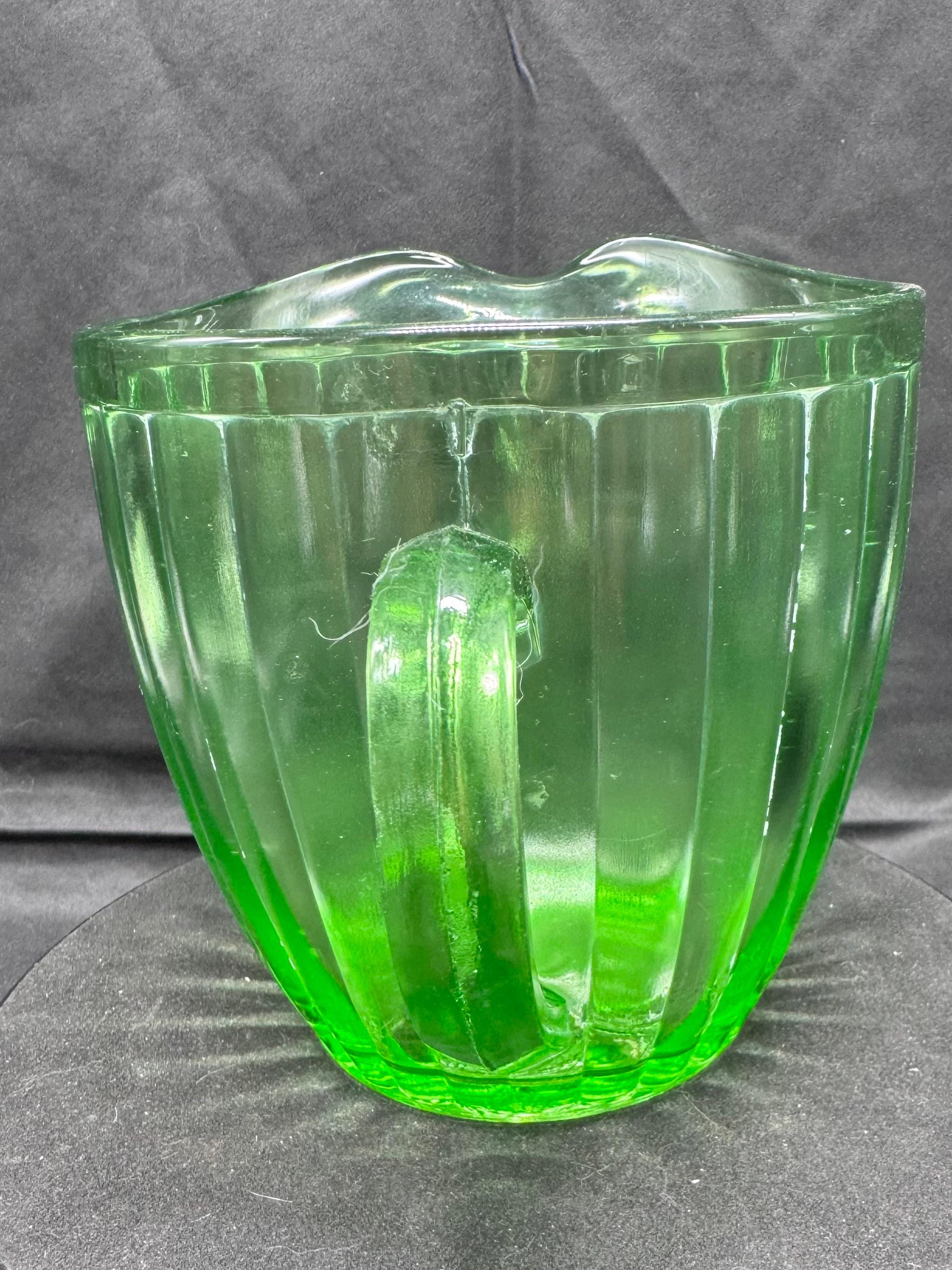 ヴィンテージグリーンウランガラスショートリブウォーターピッチャー