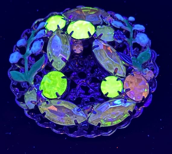 Broche Fantaisie Métal Et Strass Verre Prune - Occasion, Portée
