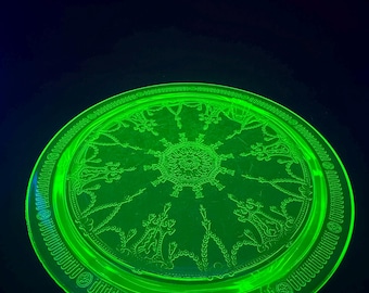 Vintage Anchor Hocking Princess pattern Green Uranium Glass 10 Inch Cake Plate