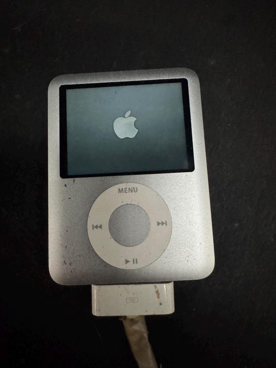 Vintage 2007 Apple Ipod Nano A1236 4 GB - 3rd Generation - Silver