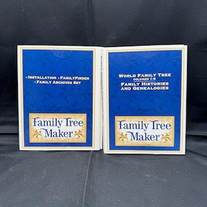 Könnte beinhalten: Zwei blaue und goldfarbene Family Tree Maker Softwareboxen. Auf einer Box steht "INSTALLATION - FAMILY FINDER - FAMILY ARCHIVES SET". Auf der anderen Box steht "WORLD FAMILY TREE VOLUMES 1-5 FAMILY HISTORIES AND GENEALOGIES".