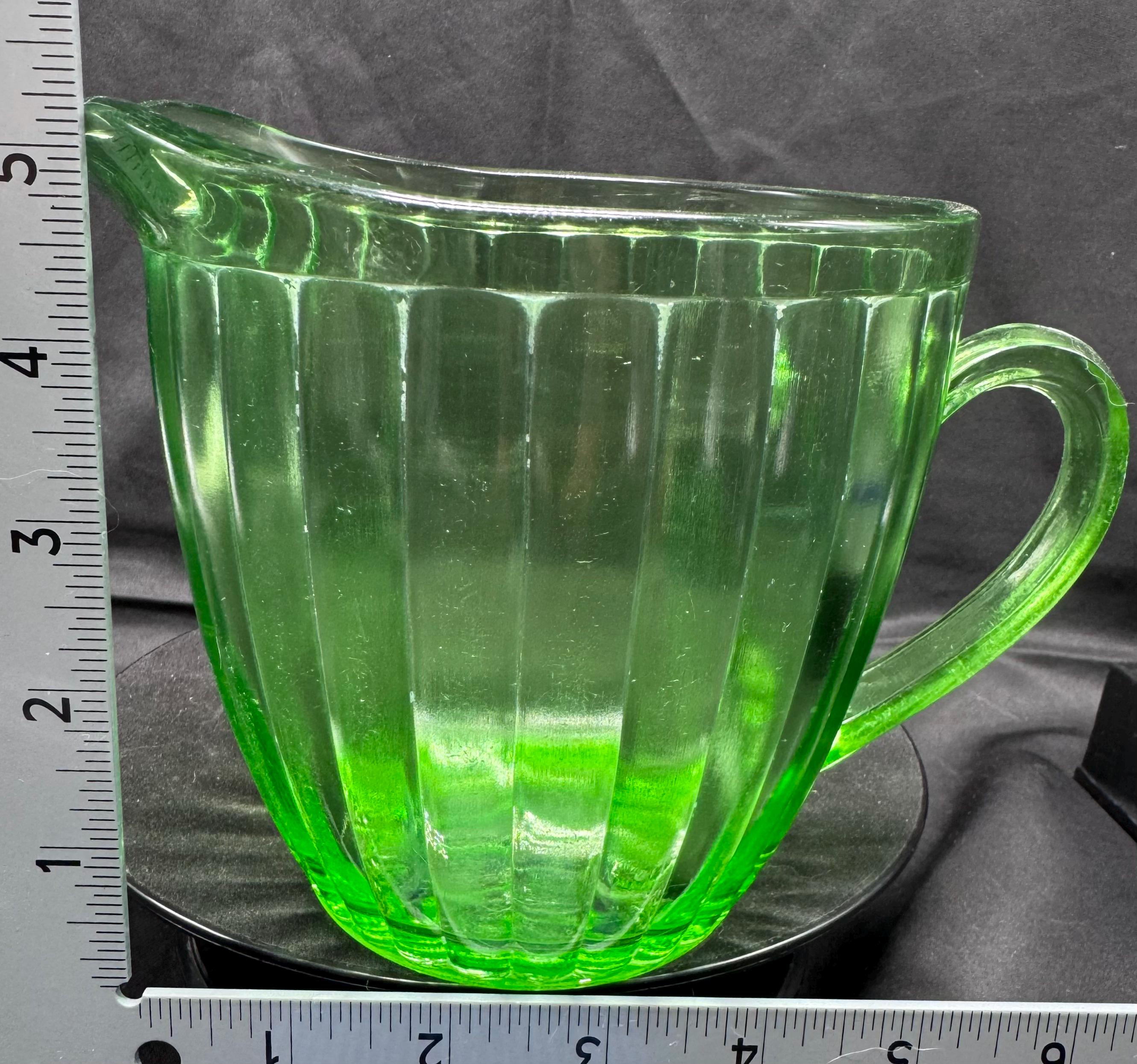 ヴィンテージグリーンウランガラスショートリブウォーターピッチャー