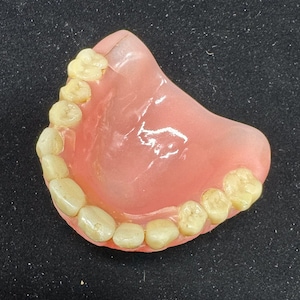 Lotto di dentiere finte vintage, protesi superiori, curiosità mediche