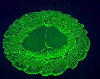 Vintage 1920s Indiana Glass Sweet Pear Green Uranium Glass 8 Inch Plate