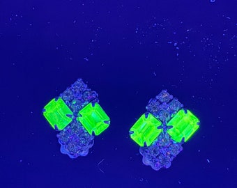 Boucles d'oreilles clip vintage des années 1950 en verre uranium vert avec strass