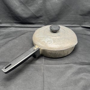 Vintage Wagner Ware Sidney-O-Magnalite 4506-P 8” stekpanna med dubbla pipar och lock