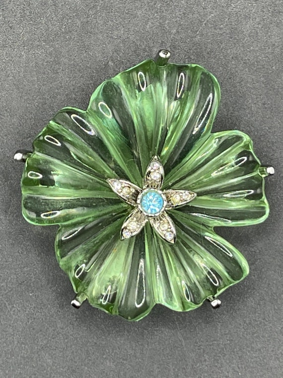 Broche Ancienne En Lucite Blanche Motif Fleurs - Occasion En Très Bon état - Accessoire Vintage