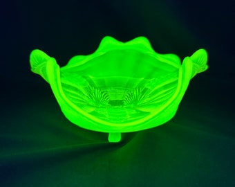 Vintage Northwood Yellow Vaseline/Uranium Opalescent 3 Footed Bowl