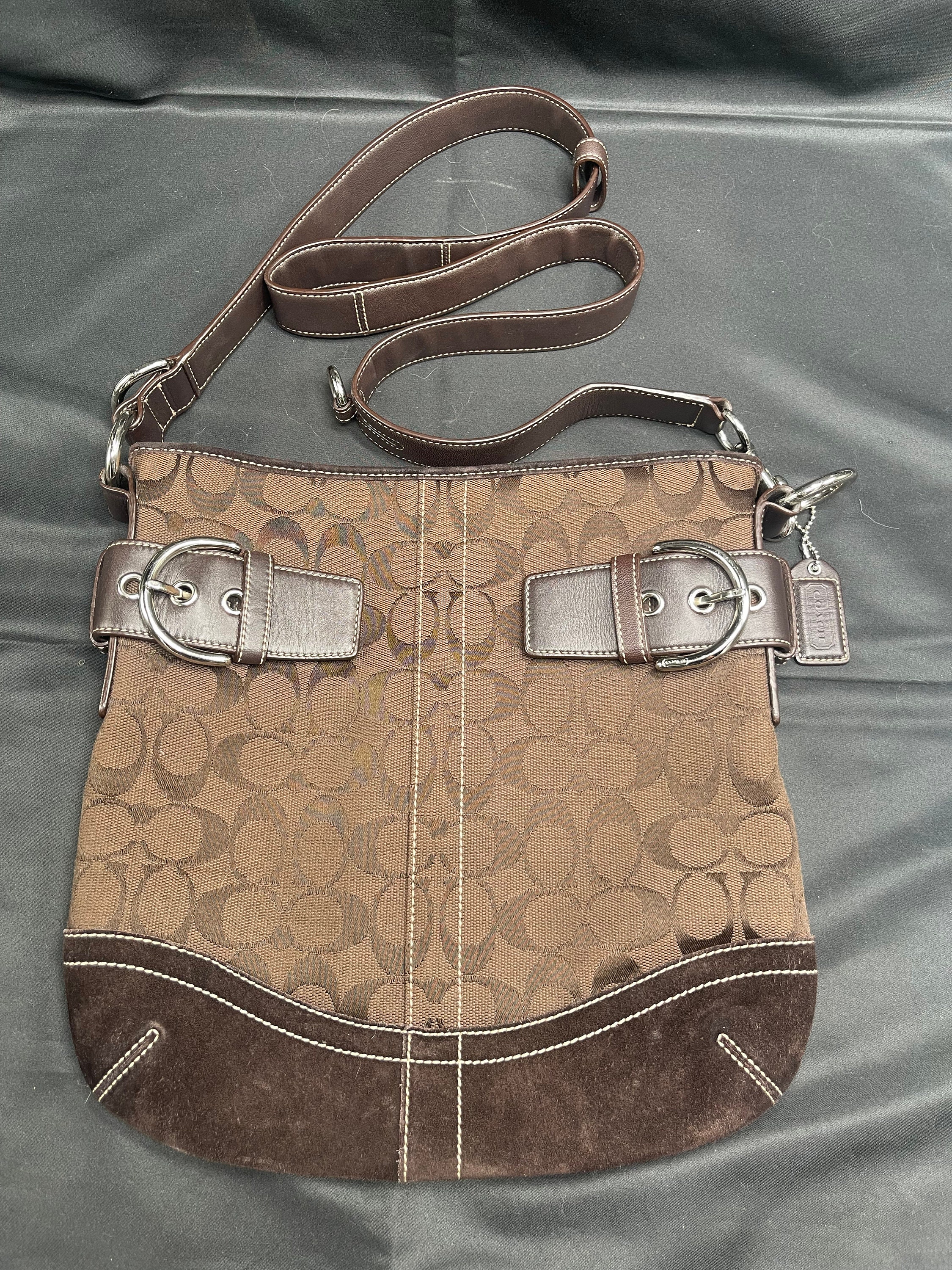 iPhone 16用 COACH（R）ブックタイプケース／SIGNATURE Brown