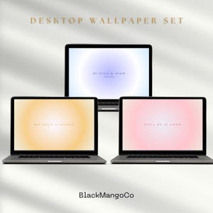 Puede incluir: Tres portátiles que muestran fondos de pantalla con citas inspiradoras. Las pantallas presentan fondos degradados en tonos amarillos, azules y rosas. El texto en las pantallas dice "BE STILL & KNOW", "HIS GRACE IS ENOUGH" y "STILL HE IS GOOD". Las palabras "DESKTOP WALLPAPER SET" están en la parte superior.