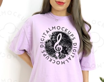 Comfort kleuren C1717 orchidee mockup Oversized orchidee model mockup Trendy mockup orchidee mockup paars gekleurd shirt Boho mockup orchidee shirt