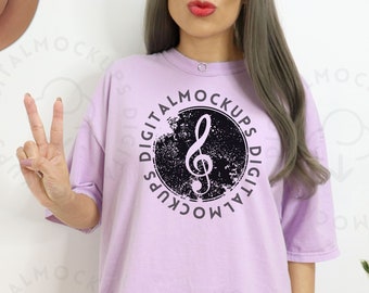 Comfort kleuren C1717 orchidee mockup Oversized orchidee model mockup Trendy mockup orchidee mockup paars gekleurd shirt Boho mockup orchidee shirt
