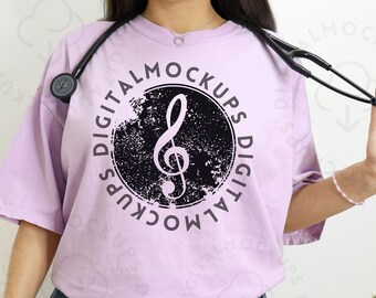 Comfort kleuren C1717 orchidee mockup Oversized orchidee model mockup Trendy mockup orchidee mockup paars gekleurd shirt Boho mockup orchidee shirt