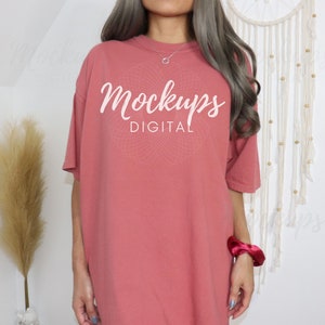 K&ouml;nnte beinhalten: Ein &uuml;berdimensioniertes T-Shirt in Terrakotta mit dem Aufdruck "Mockups DIGITAL" auf der Vorderseite.
