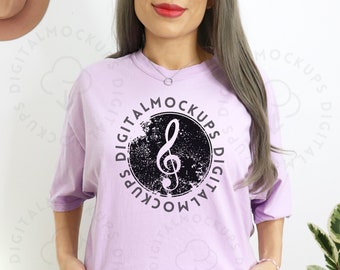 Comfort kleuren C1717 orchidee mockup Oversized orchidee model mockup Trendy mockup orchidee mockup paars gekleurd shirt Boho mockup orchidee shirt