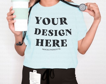 Heather Ice Blue 3001 Sjuksköterskemodell Bella Canvas 3001 Medicinsk modell Sjuksköterske-T-shirtmodell Ljusblå modell Läkarmodell Medicinsk skjortamodell