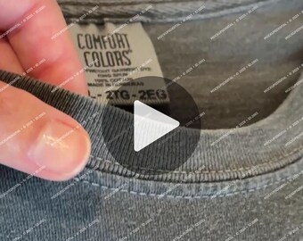 Videomodell av Comfort Colors, halsringning, tygdetaljer, videomodell, överdimensionerad pepparfärgad t-shirt, videomodell 1717, videomodell av t-shirt, videomodell