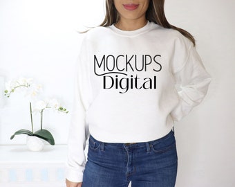 Maquette Gildan 18000 - Maquette de sweatshirt blanc Gildan - Maquette de modèle de sweatshirt - Maquette tendance - Maquettes de col rond Gildan blanc