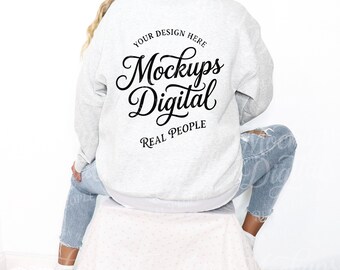 Maqueta de la espalda de la sudadera Gildan 18000 Ash, modelo real (descarga digital)