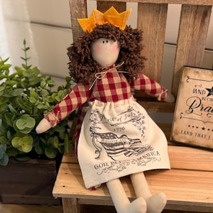 Poupée américaine primitive Sweet Miss Liberty, poupée faite main dans une ferme rustique, décoration patriotique du 4 juillet, objet unique d'art populaire à collectionner