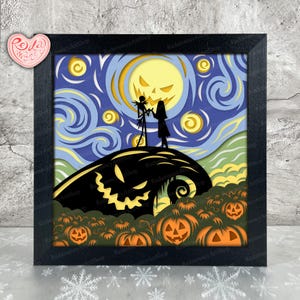 Könnte beinhalten: Ein gerahmtes Papierkunstwerk mit Jack und Sally aus The Nightmare Before Christmas. Das Kunstwerk zeigt die Charaktere auf einem Hügel unter einem wirbelnden Nachthimmel mit einem großen, grinsenden Mond. Orangefarbene Kürbisse befinden sich im Vordergrund.