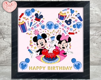 Puede incluir: Una obra de arte enmarcada que representa a Mickey y Minnie Mouse celebrando un cumpleaños. La imagen incluye una tarta, globos y confeti, con las palabras "HAPPY BIRTHDAY" en letras doradas. El marco es negro.