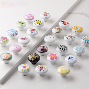 Puede incluir: Surtido de 20 pomos de armario de cerámica coloridos con varios diseños, que incluyen animales, flores y patrones geométricos. Los pomos tienen un diámetro de aproximadamente 2,5 cm.