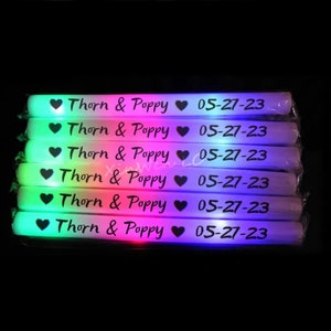Bastoncini luminosi a LED personalizzabili gratuiti 12/15/30/60/120 pezzi Bastoncini luminosi a LED colorati alla rinfusa Bastoncini luminosi a LED in schiuma Tubo di allegria Luce scura Regali di compleanno