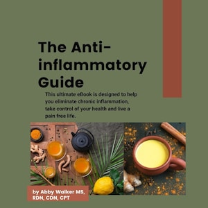 Puede incluir: Un fondo verde con el texto "The Anti-inflammatory Guide" en negro. El texto "This ultimate eBook is designed to help you eliminate chronic inflammation, take control of your health and live a pain free life." también está en negro. El texto "by Abby Walker MS, RDN, CDN, CPT" está en negro. La imagen también muestra dos tazas de té de cúrcuma dorado con especias e ingredientes sobre una superficie de madera.