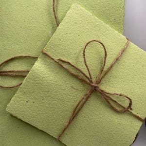 Matcha | Handgeschept papier | Gerecycled papier met rand, vierkant/A5 | Scrapbooking, journaling, collagevoorraad | Eco-huwelijks- of bruidsmeisjescadeau