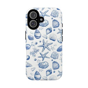 Custodia per telefono con conchiglia in stile chinoiserie disegnata a mano, graziosa cover con motivo marino per iPhone 16, 15, 14 e 13, Samsung Pixel, regalo di compleanno per gli amanti della spiaggia.