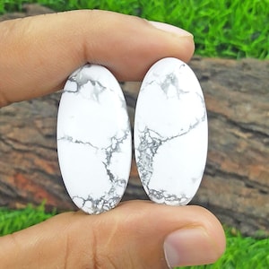 Verbazingwekkende howliet cabochon natuurlijke edelsteen matched oorbellen