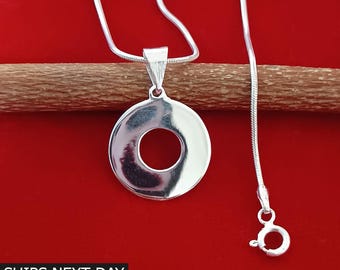 スターリングシルバーのイニシャルネックレス。パーソナライズされたカスタムレタージュエリー。