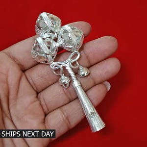 925er Silber Handmade New Born Baby Gifting Glocken Spielzeug, Baby Rassel mit Pfeife Spielzeug, Baby Krishna Gifting Spielzeug, Baby Shower Geschenk