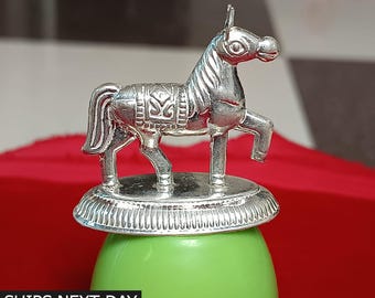 銀色のブリキの馬、2頭の銀色の金属製馬の装飾、ヴィンテージの馬