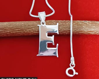 シルバーイニシャルネックレス E文字ペンダントネックレス パーソナライズジュエリー