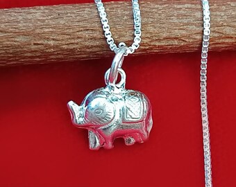 繊細なスターリングシルバーの象のネックレス - ハンドメイドの動物