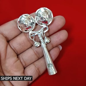 925er Silber Babyrassel mit Pfeife Spielzeug, Neugeborenes Baby Gifting Glocken Spielzeug, Laddu Gopal Jhunjhuna, personalisiertes Babypartygeschenk