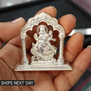 Mini statue idole de la déesse Saraswati en argent pur pour l'art du temple