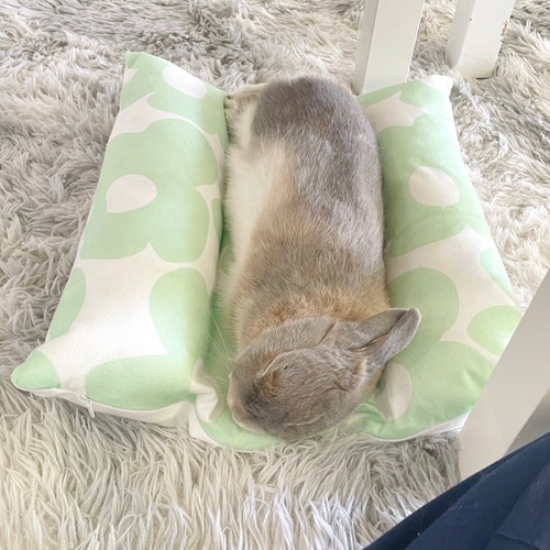 Cama para conejos Snuggle: Cama para conejos con relleno ajustable
