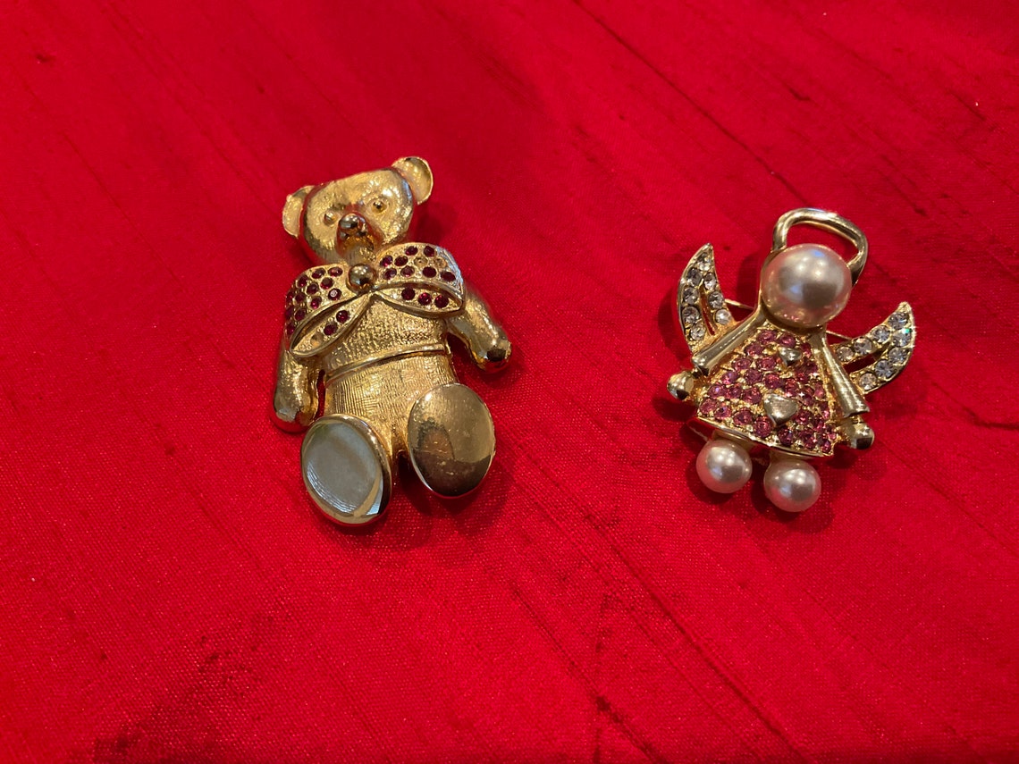 KristLand Teddy Bear Brooch - Rhinestone Bowknot Enamel Animal Pin For Scarf Or Jacket
