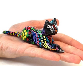 Figurine de chat colorée. Statuette. Porte-bijoux. Chat en céramique. Porte-bague. Chat couché. Bébé chat. Sculpture. Chat peint à la main. Patte qui pend.