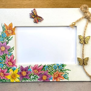 Cadre photo fleurs sauvages. Papillons suspendus. Cadre en bois fabriqué à la main. image 1