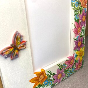 Cadre photo fleurs sauvages. Papillons suspendus. Cadre en bois fabriqué à la main. image 4