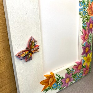 Cadre photo fleurs sauvages. Papillons suspendus. Cadre en bois fabriqué à la main. image 6