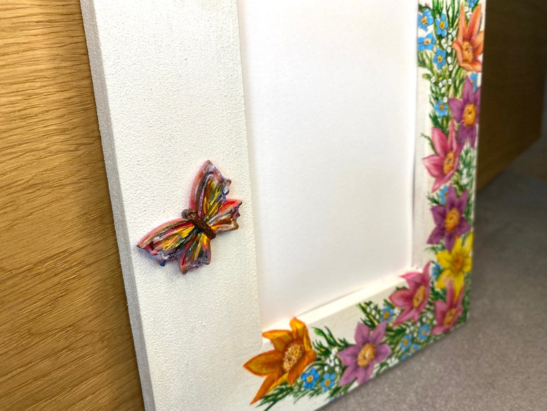 Cadre photo fleurs sauvages. Papillons suspendus. Cadre en bois fabriqué à la main. image 6