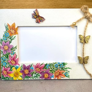 Cadre photo fleurs sauvages. Papillons suspendus. Cadre en bois fabriqué à la main. image 9